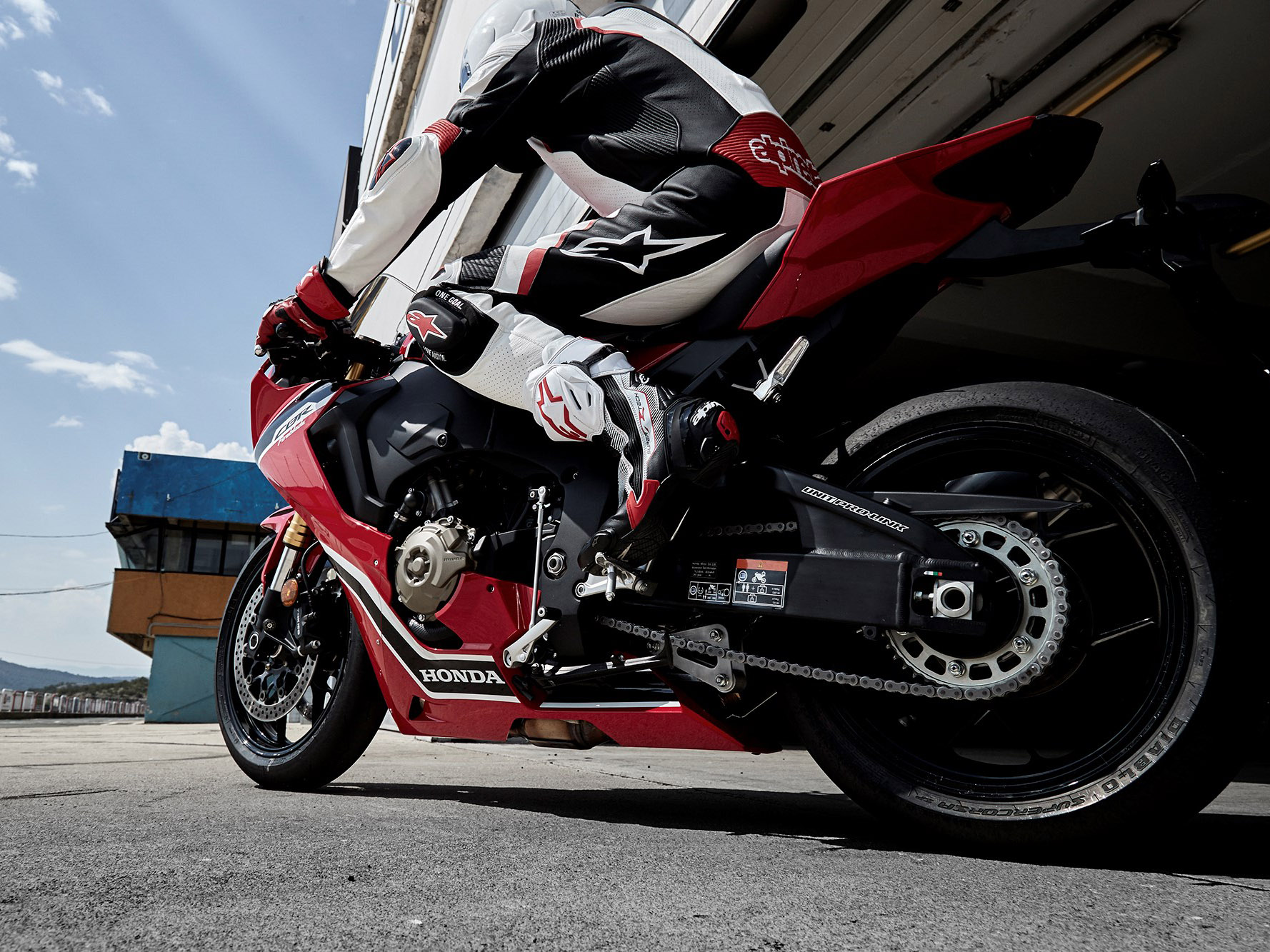 Honda Cbr1000rr Fireblade Abs 17 Cena Tehnicheskie Harakteristiki Fotografii Video Quto Ru
