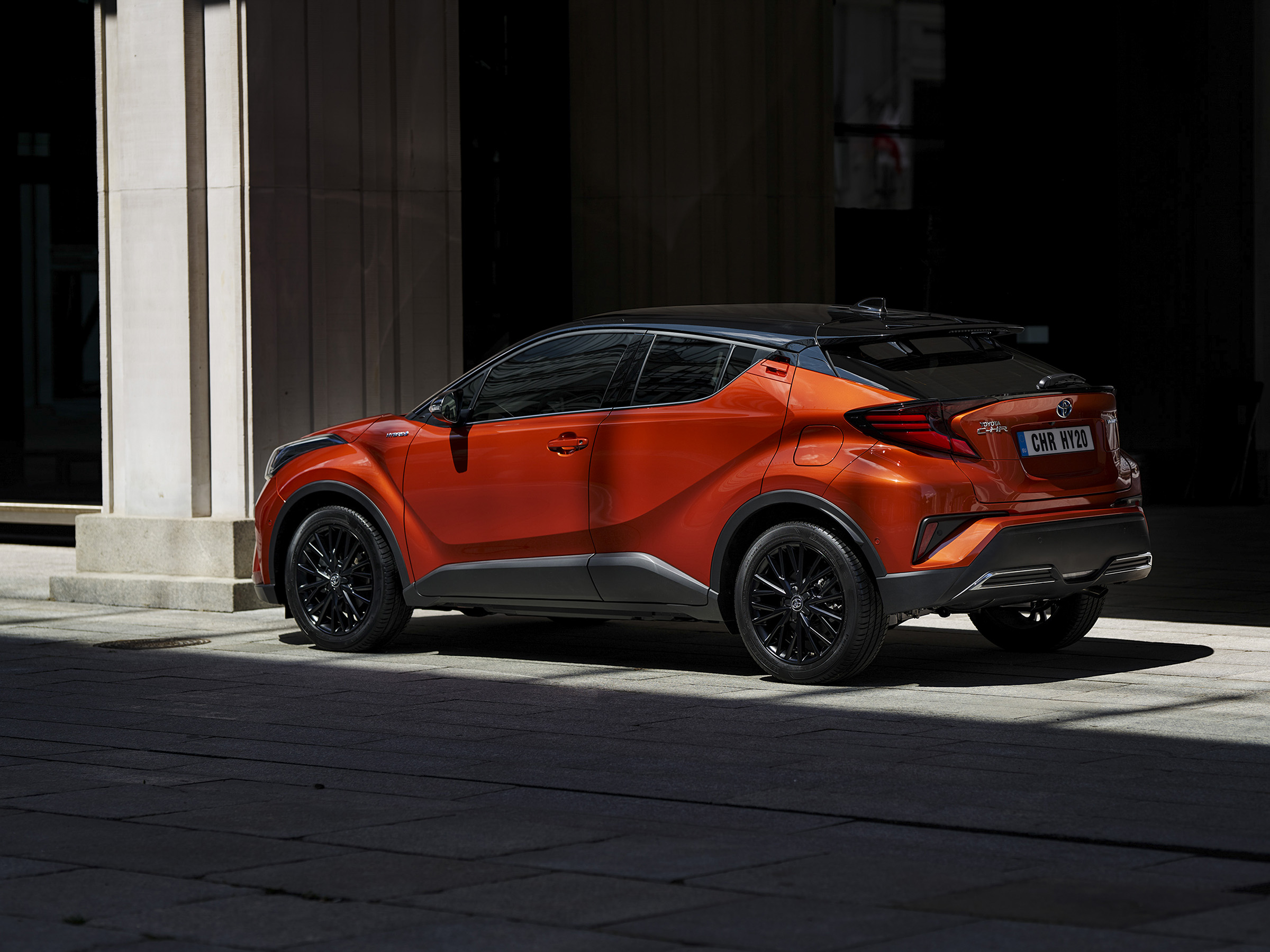 Toyota C-HR I поколение рестайлинг Внедорожник – модификации и цены,  одноклассники Toyota C-HR suv, где купить - Quto.ru