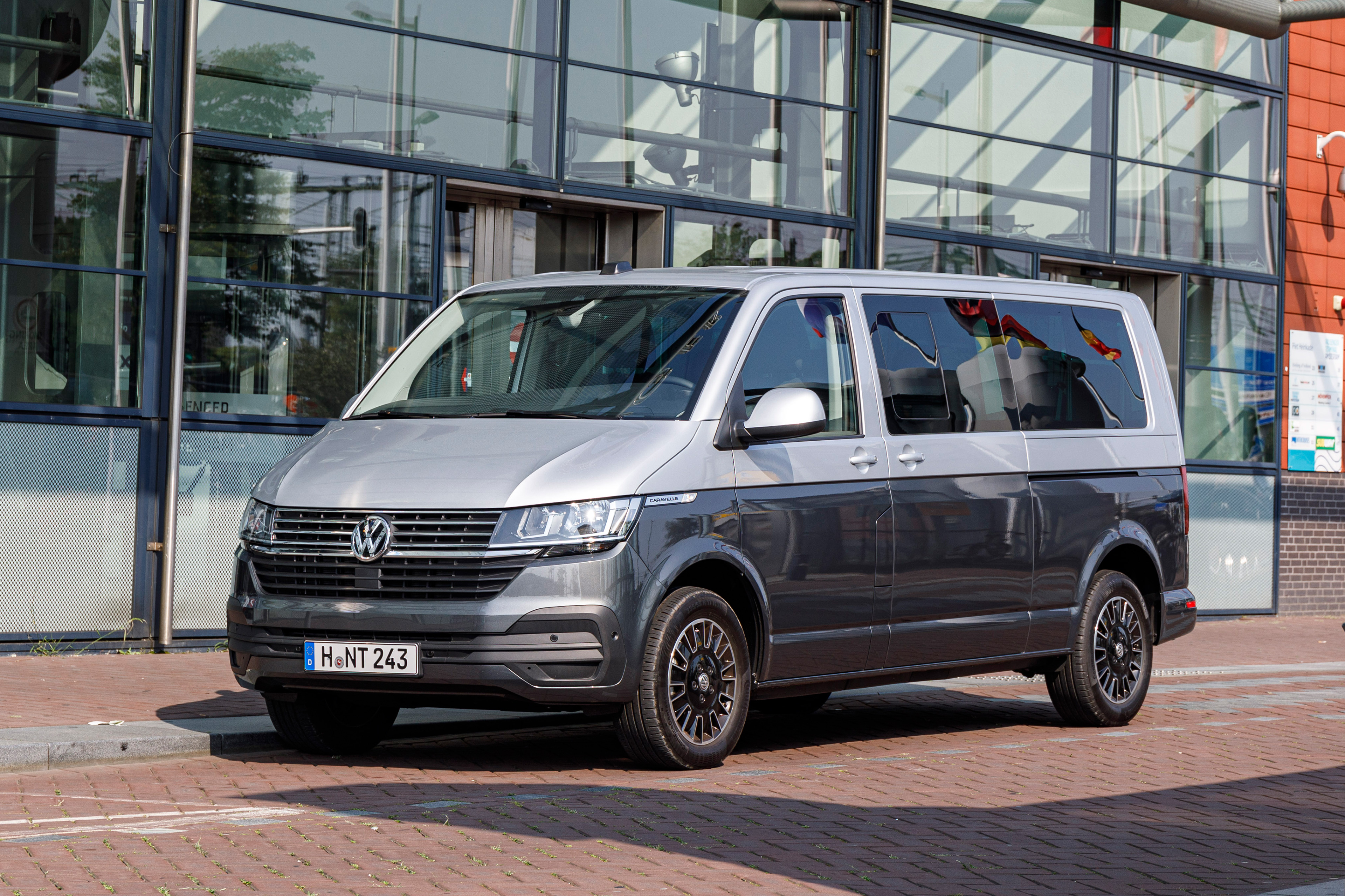 Volkswagen Caravelle T6.1 Микроавтобус – модификации и цены, одноклассники Volkswagen  Caravelle minubus, где купить - Quto.ru