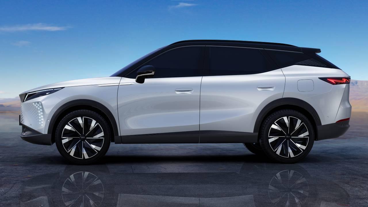  Omoda C7 комплектации и цены вид сбоку