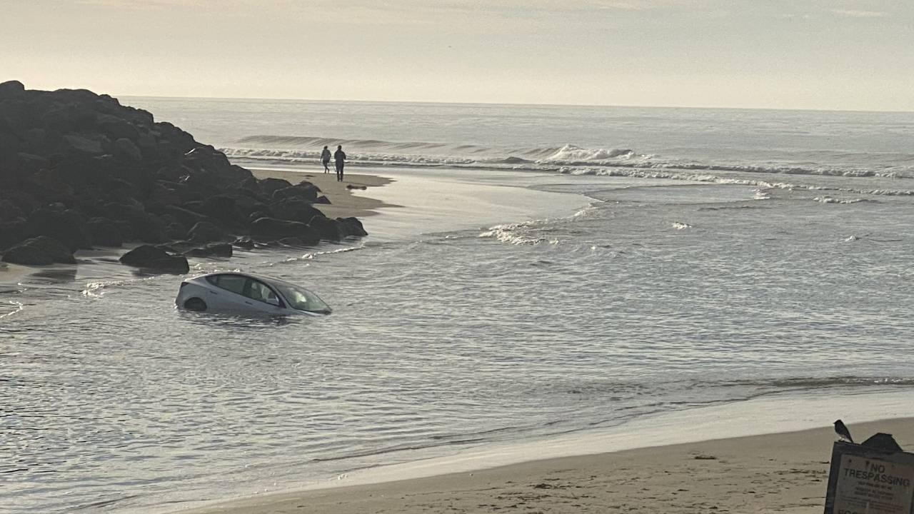 Водоплавающая Tesla найдена в океане - Quto.ru