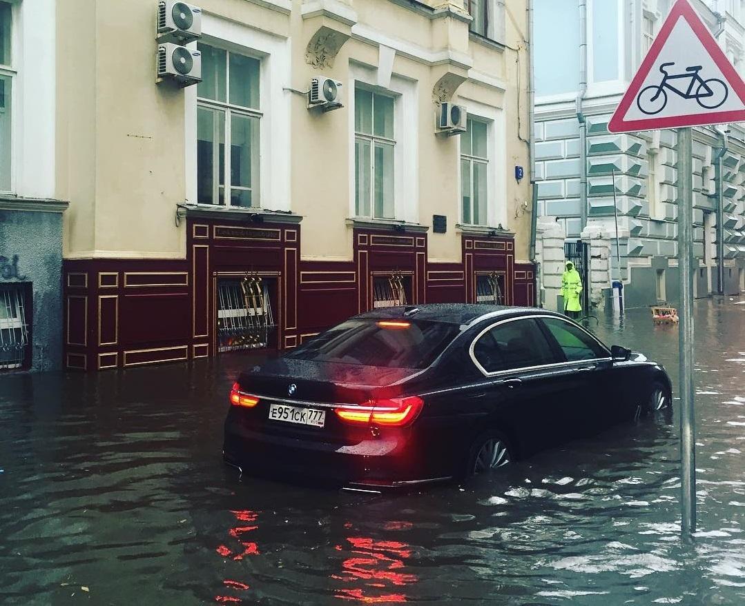 Что делать во время потопа, чтобы не угробить автомобиль - Quto.ru