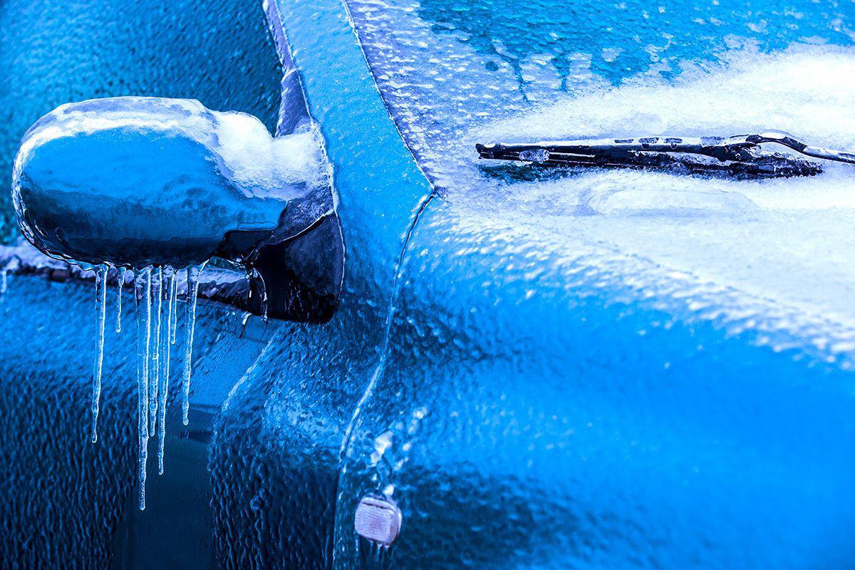 Много машинке воду. Замерзшая машина. Машина во льду. Обледеневшая машина. Лед на стекле автомобиля.