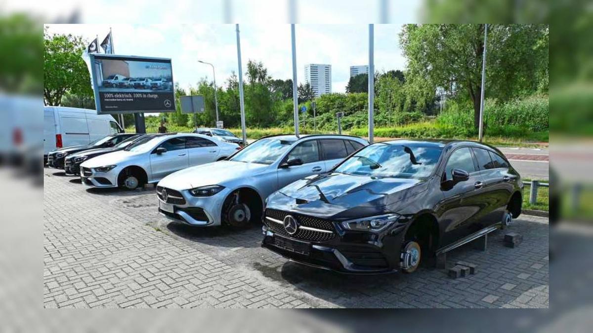 Воры сняли колёса с 15 припаркованных у дилерского центра Mercedes-Benz -  Quto.ru