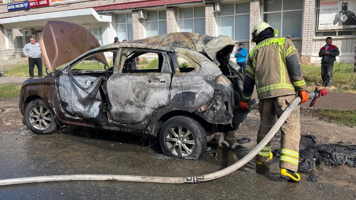 Владелец Lada Xray закурил в машине и взорвал газовый баллон, но выжил -  Quto.ru