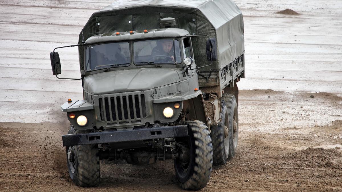 Водитель военного «Урала» нарочно протаранил гражданскую Lada Granta -  Quto.ru