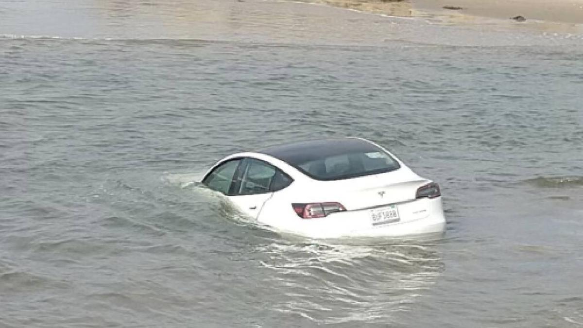 Водоплавающая Tesla найдена в океане - Quto.ru