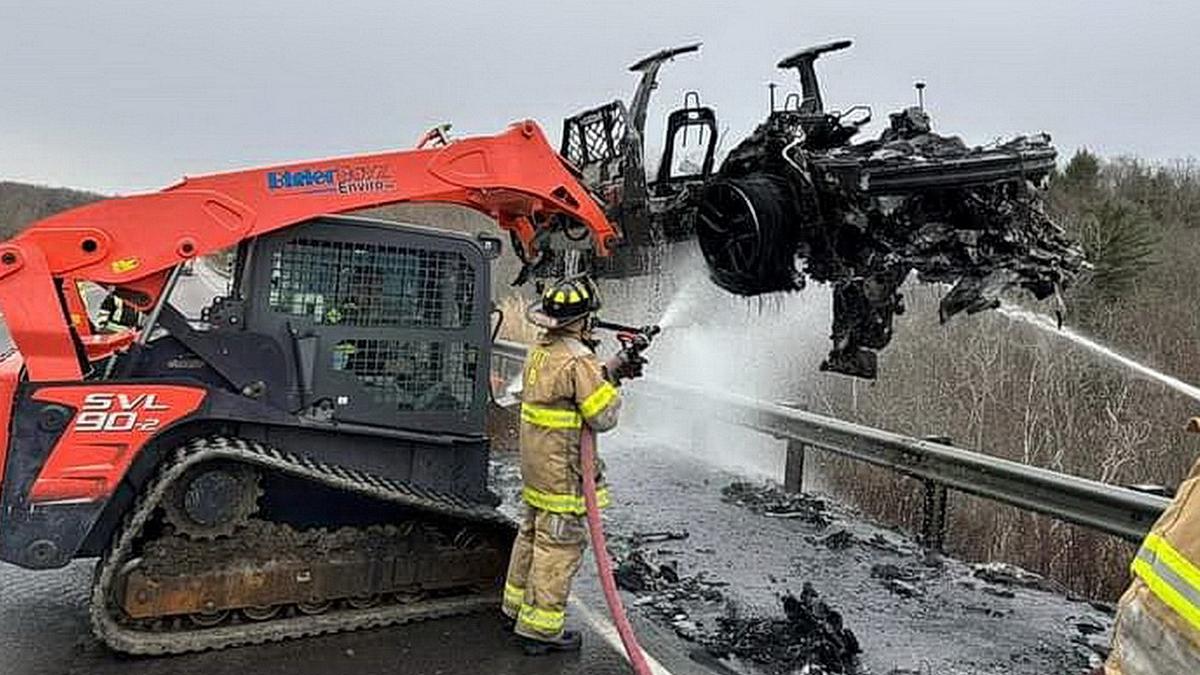 Пожарные пожаловались на бешеный расход воды для тушения Tesla - Quto.ru