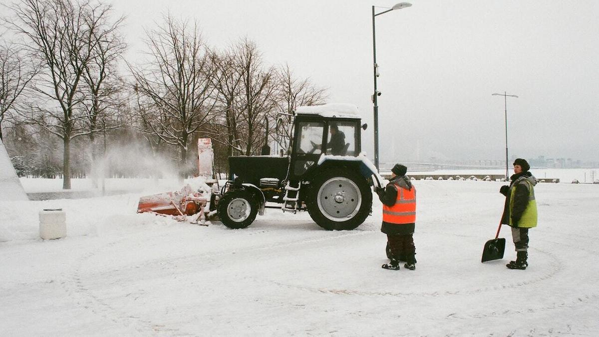 В Москве резко возросло количество желающих помочь убрать снег за деньги -  Quto.ru