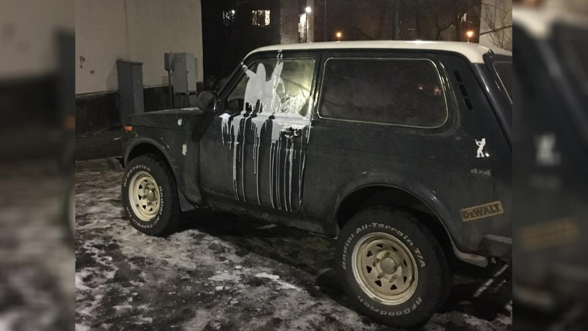 Петербуржец поливает неправильно припаркованные машины кефиром - Quto.ru