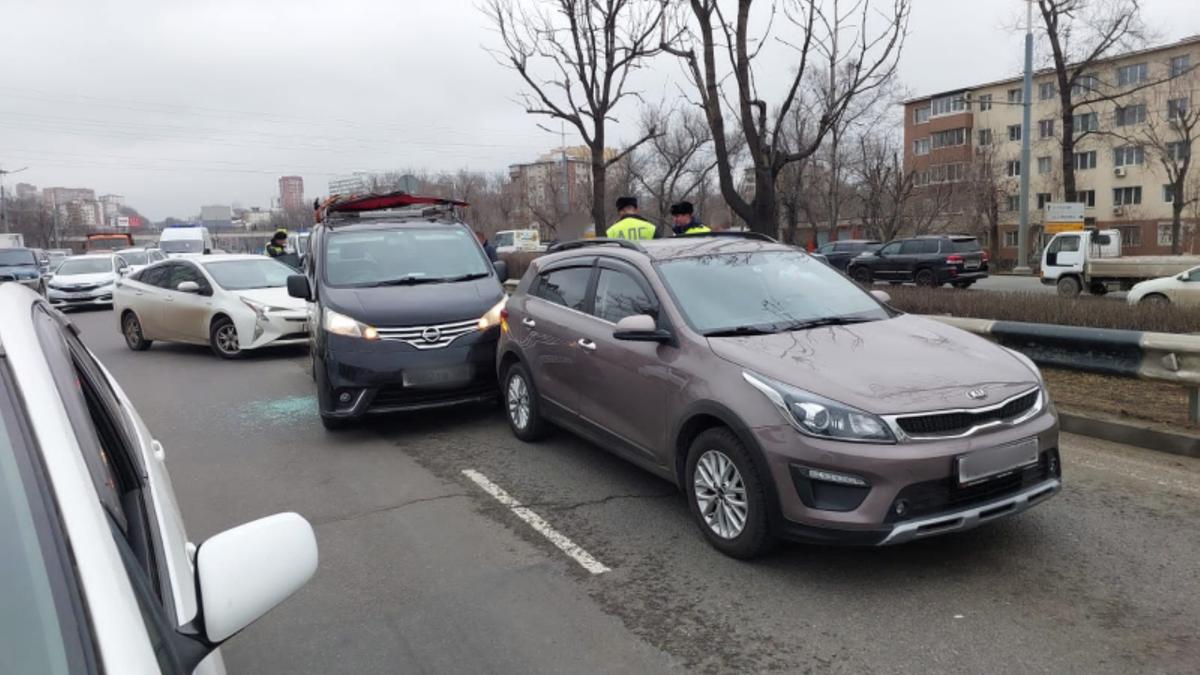 Женщина во Владивостоке угнала машину, сбила владельца и устроила ДТП -  Quto.ru