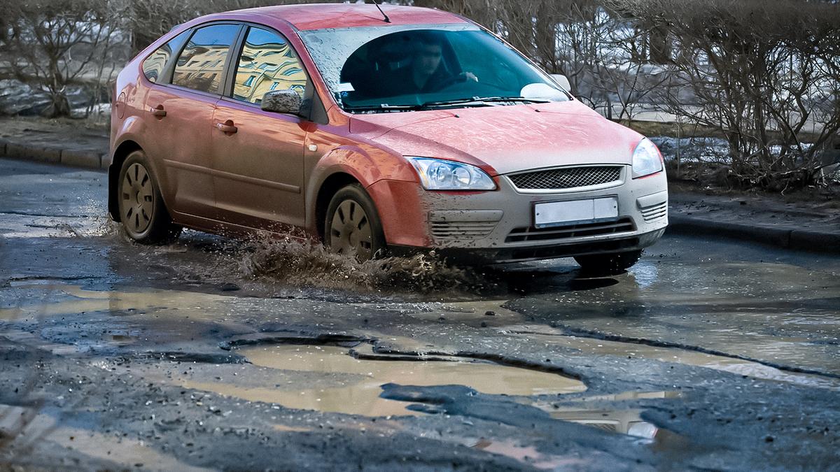 Главные ошибки водителей при преодолении глубоких луж - Quto.ru