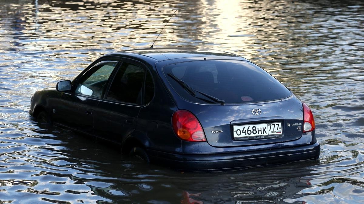 Водителям объяснили, как возместить ущерб, если машина утонула - Quto.ru