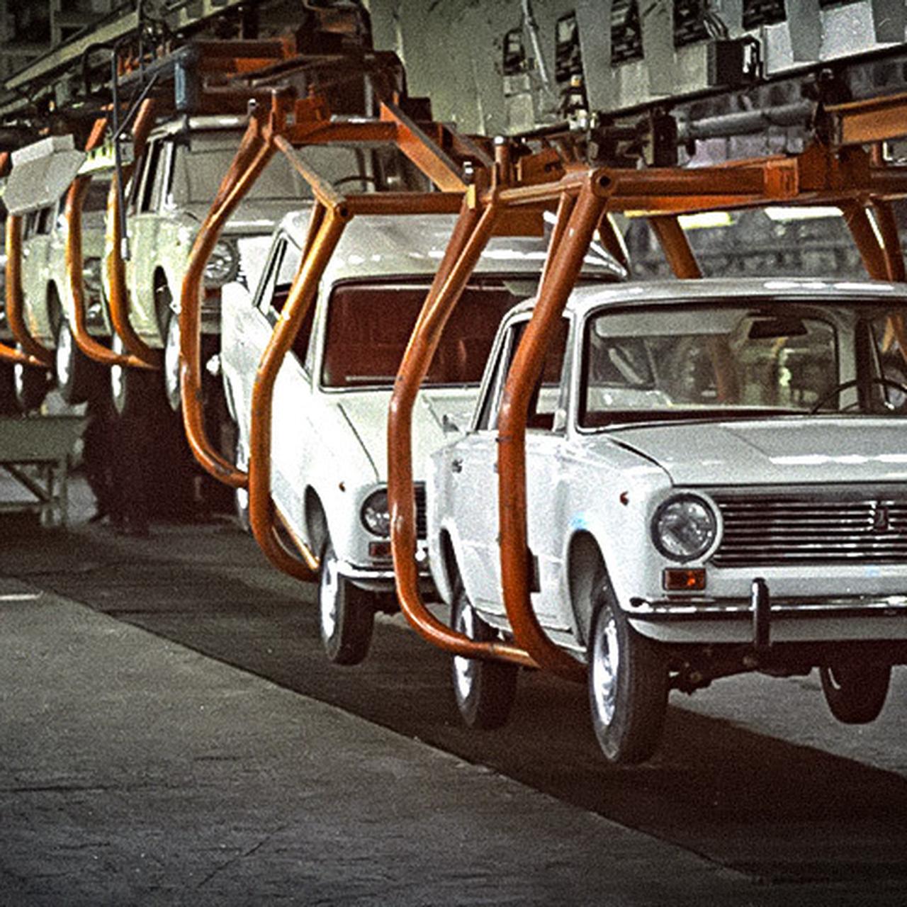 Покажи жигули. Ваз 2105 с завода. Ваз 2107 на конвейере. В каком городе выпускают жигули. Ваз 2101 на конвейере.