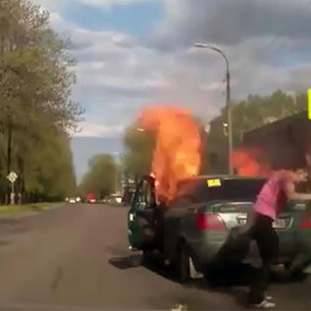 Видео: Автомобиль вспыхнул на ходу - Quto.ru