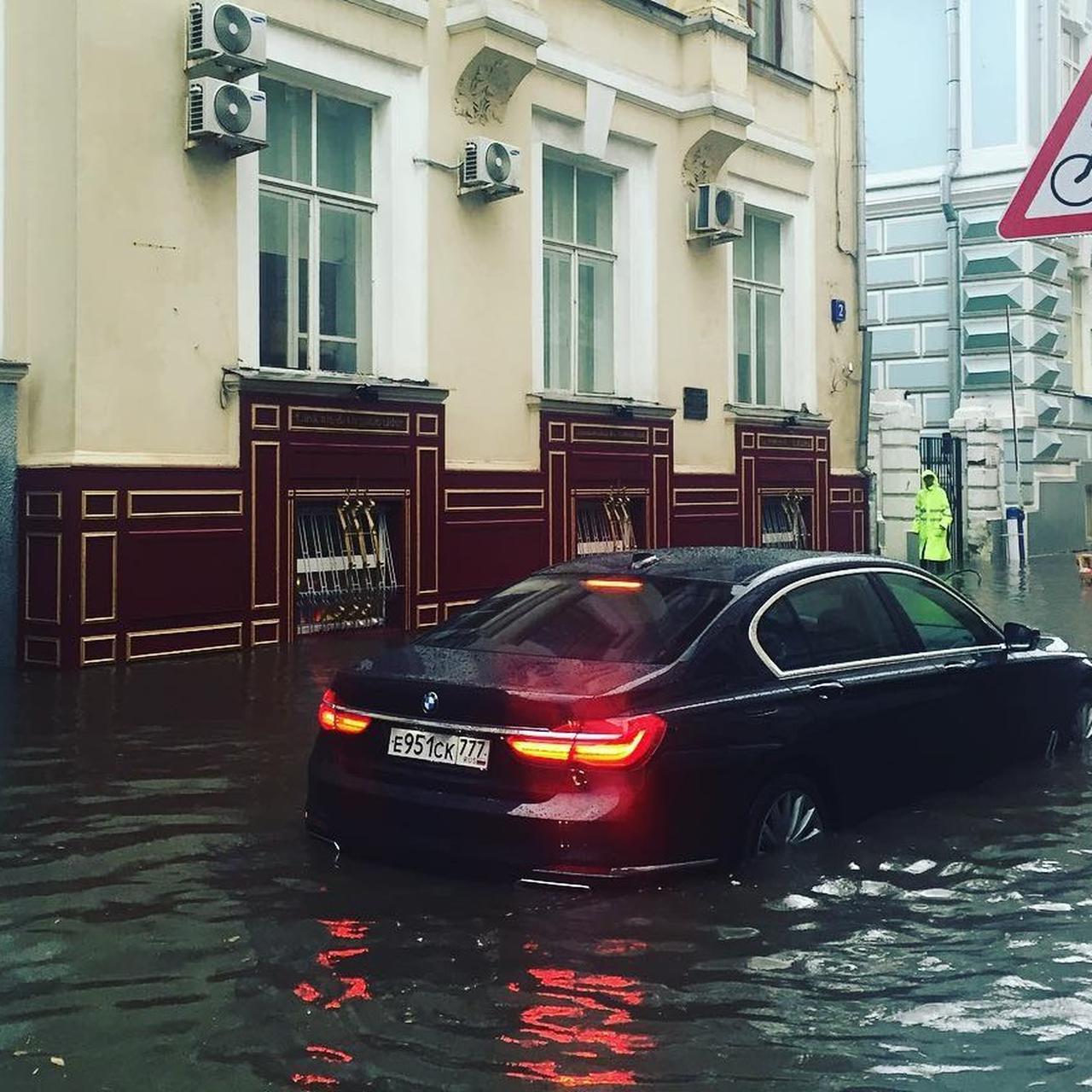 Что делать во время потопа, чтобы не угробить автомобиль - Quto.ru