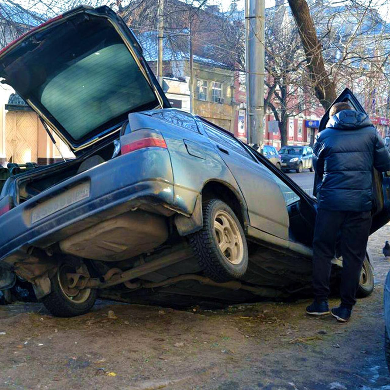 Из ямы в суд. Как получить компенсацию от дорожников за повреждения  автомобиля? - Quto.ru