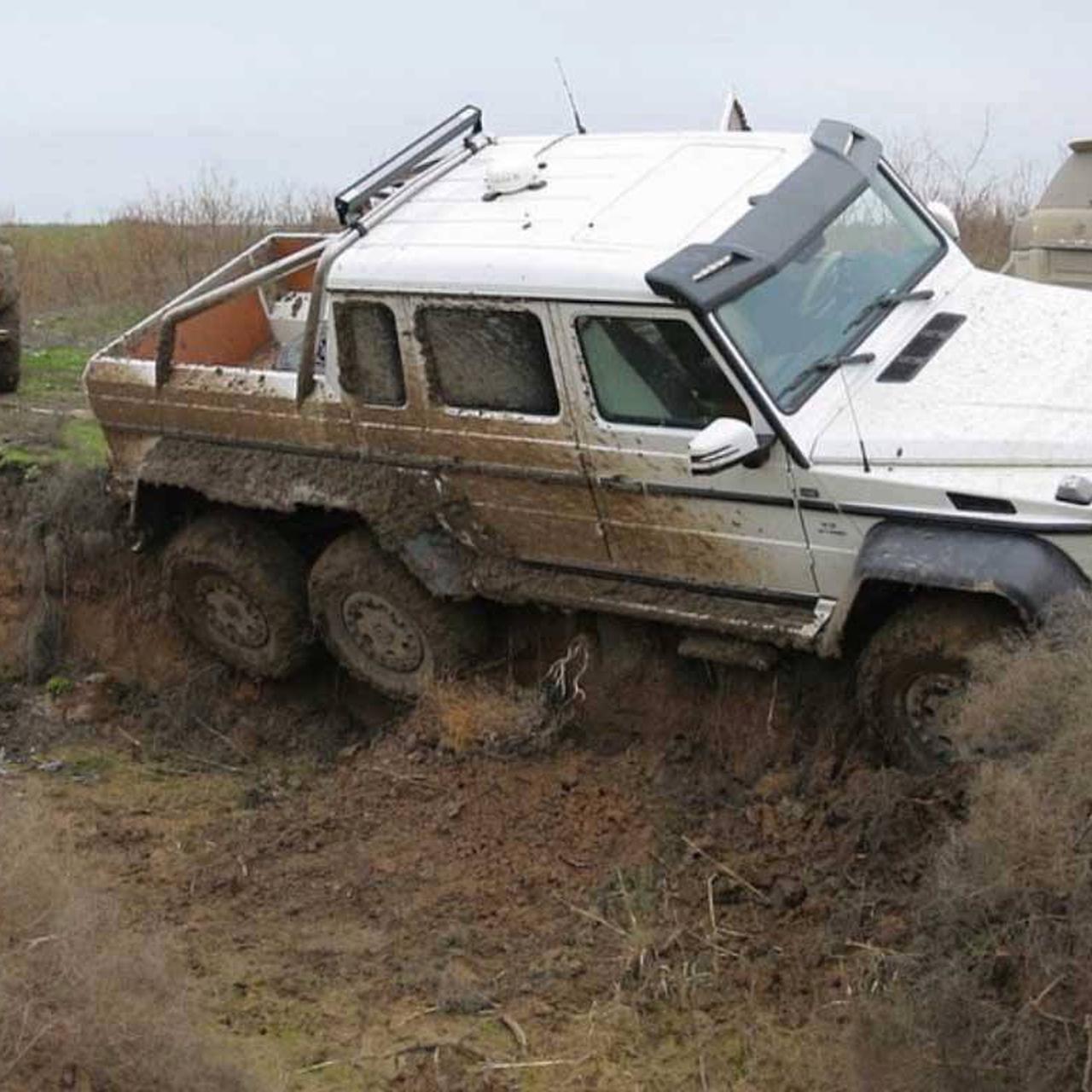 Пара шестиколесных Mercedes-Benz G 63 AMG попали в 