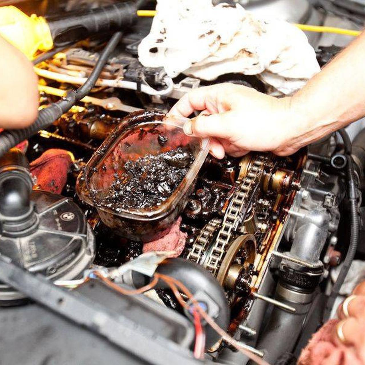 Работающем двигателе может быть причиной. Моторное масло двигатель. Масло в движок. Двигатель после газа. Моторное масло заливают.