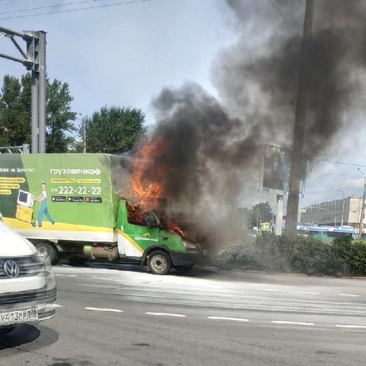 Водитель поливальной машины продемонстрировал её пользу и почти спас  «Газель» - Quto.ru