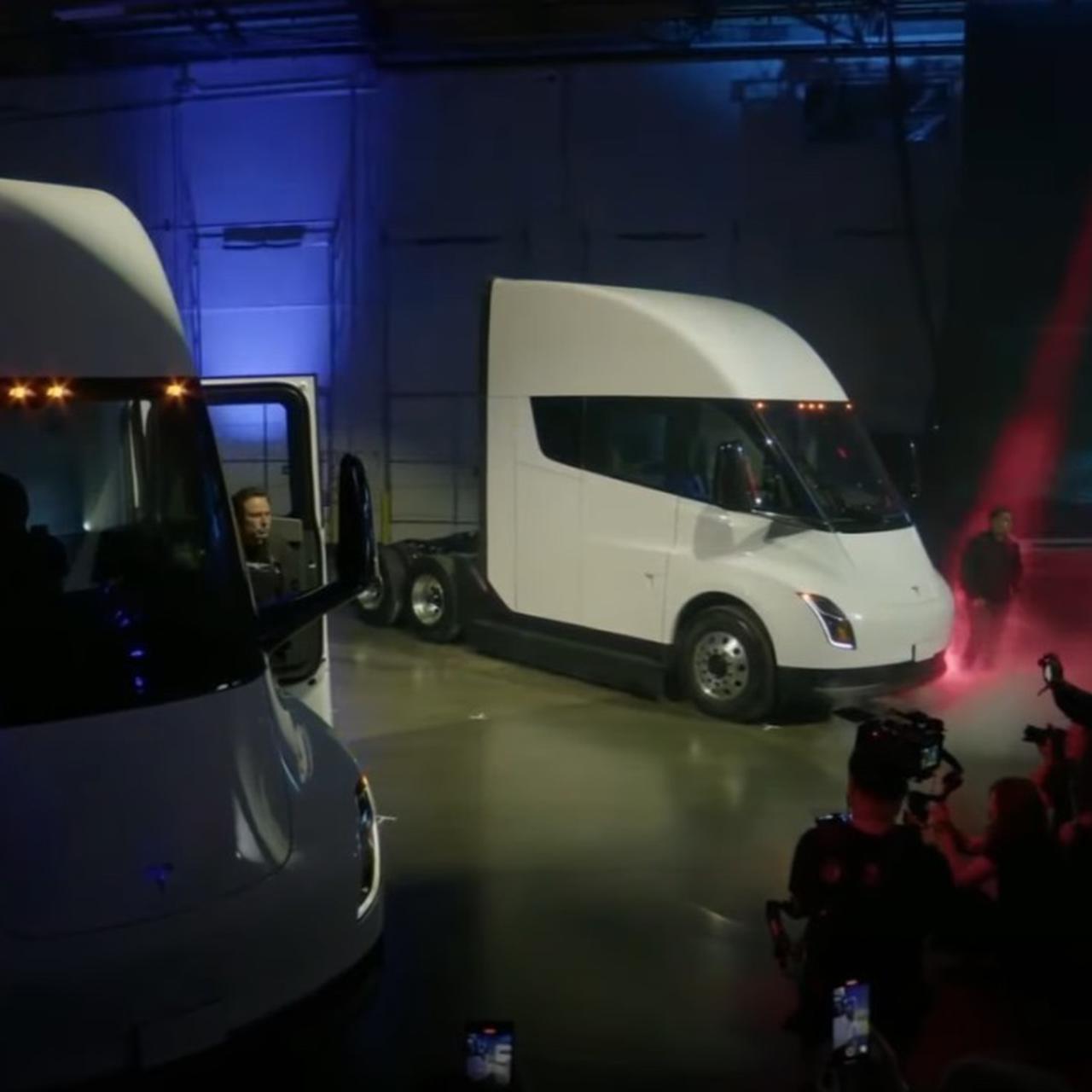 Илон Маск представил серийный грузовик Tesla Semi - Quto.ru