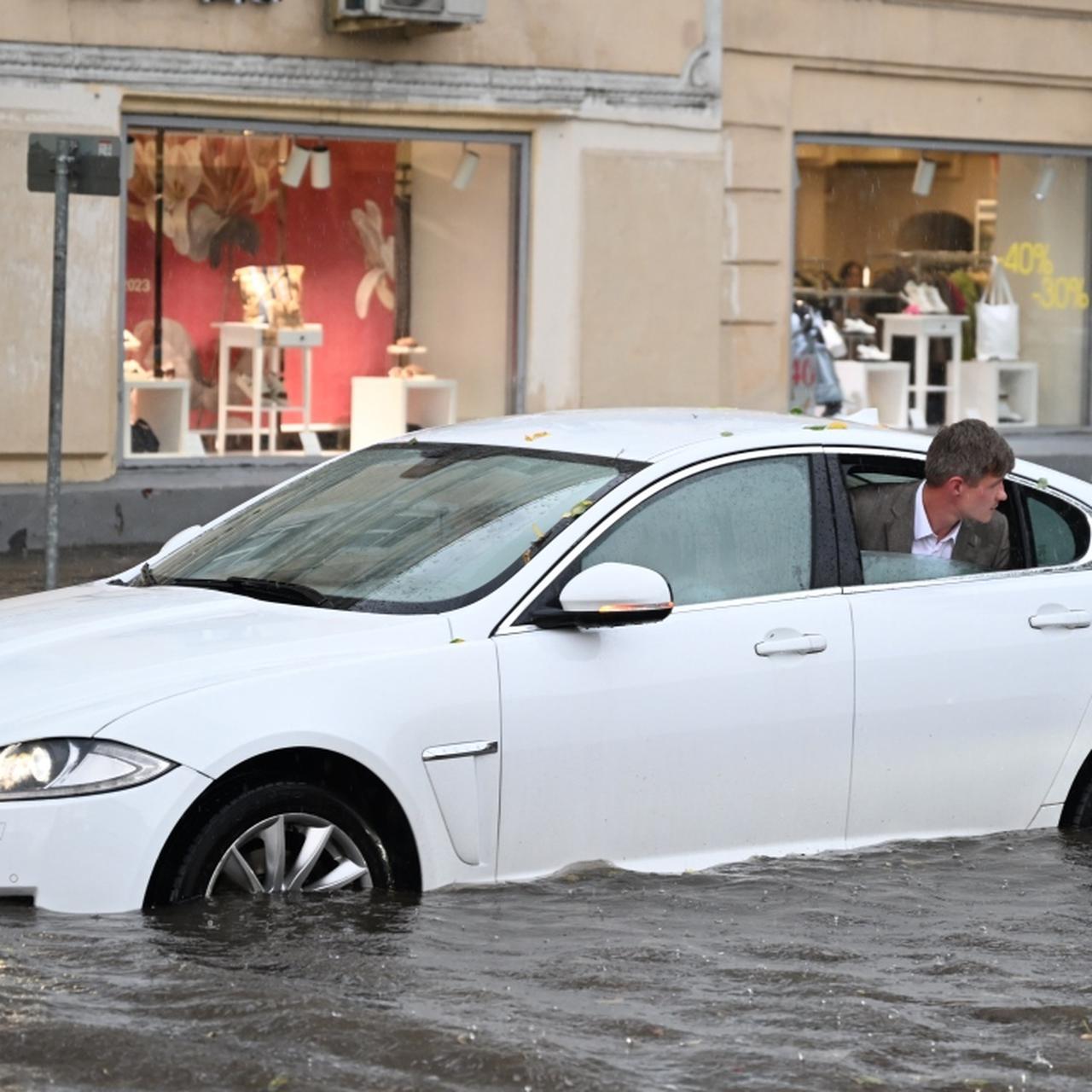 Страховщики порекомендовали водителям не ездить по лужам - Quto.ru