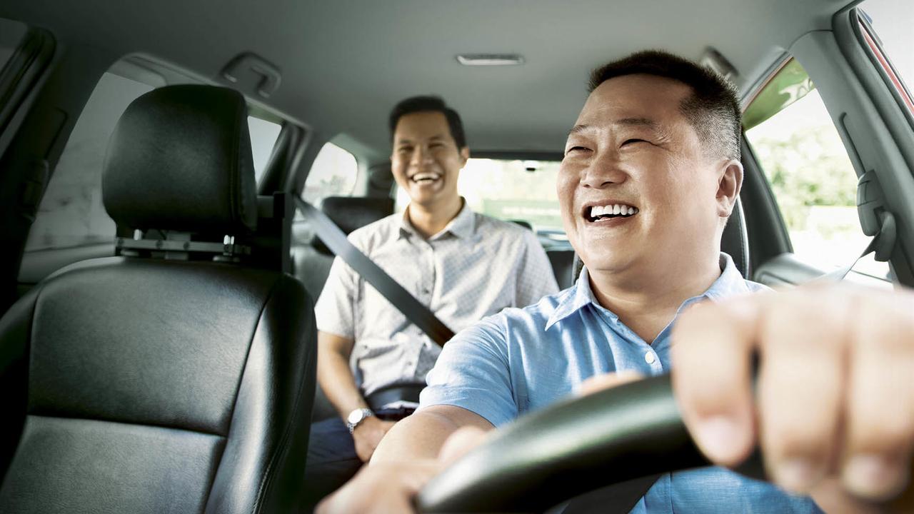 Speak driver. человек в машине за рулем. координатор водитель. Speak driver. женщины водители общественного транспорта.