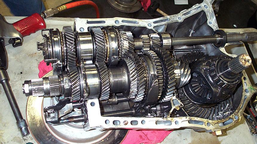 Что будет, если одновременно зажать газ и тормоз - Quto.ru