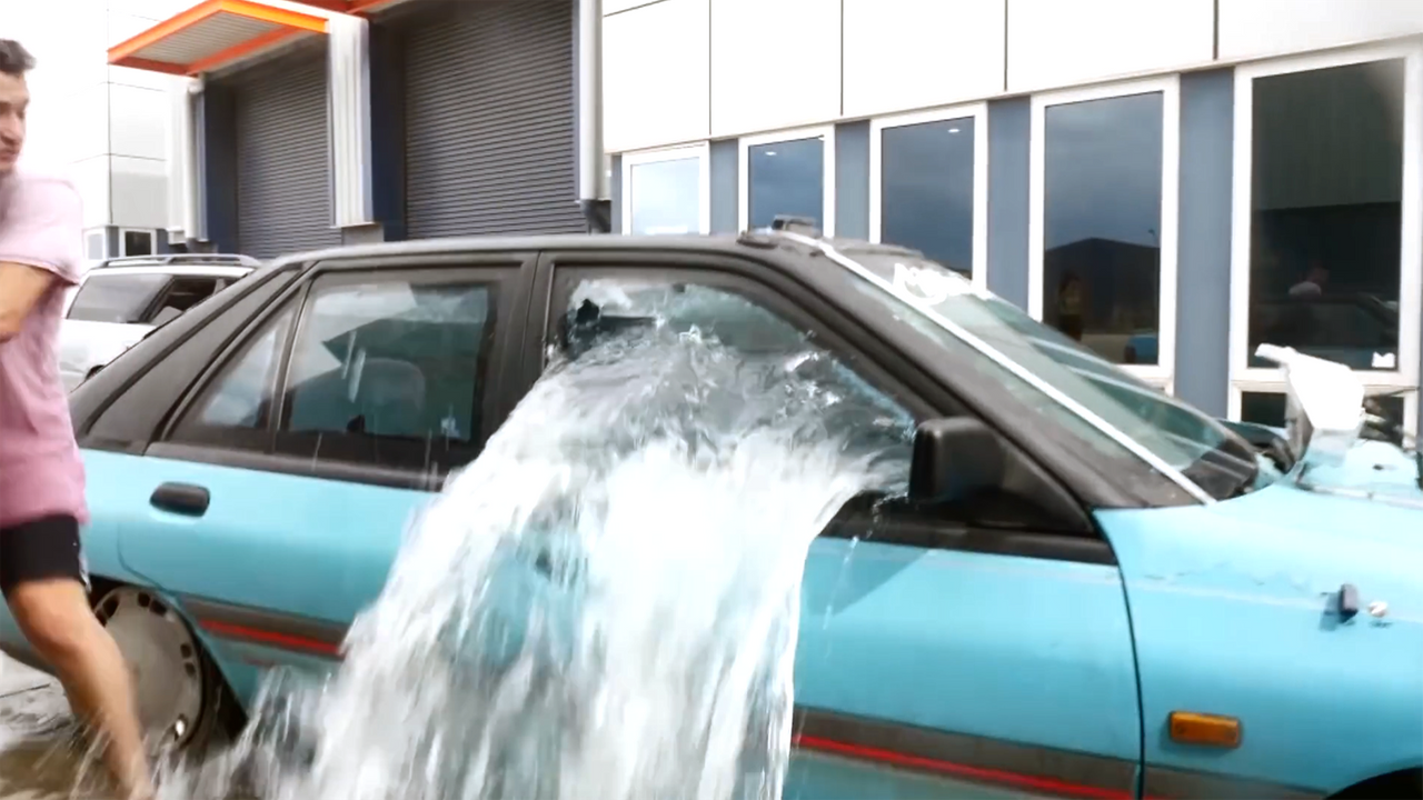 Почему в автомобиле вода. Полная машина воды. Машина в воде. Сбивка авто водой. Настоящая вода машина.
