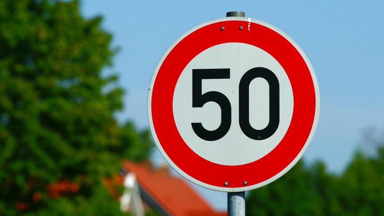 Остановка 50 км. Дорожные знаки. Знак 50 км/ч. Ограничение скорости 50 км. Ограничение скорости 50 ВМ.