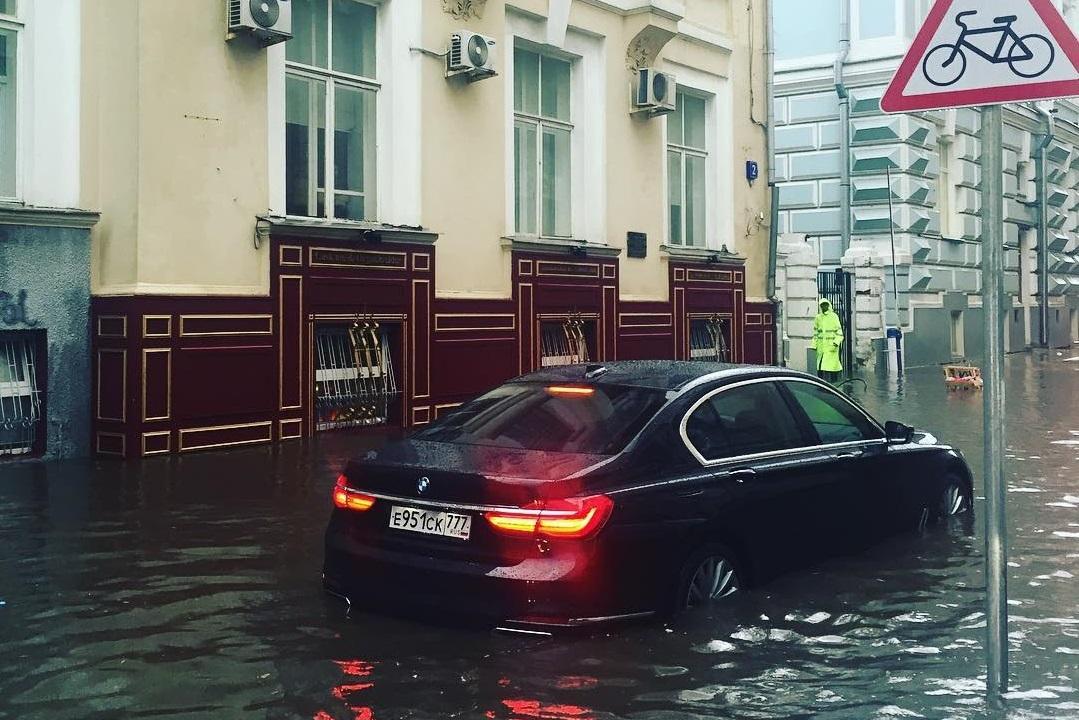 Что делать во время потопа, чтобы не угробить автомобиль - Quto.ru