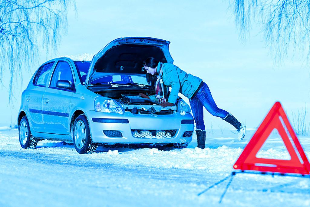Автомобиль зимой. Автомобиль зимой. Автотовары для зимы. Машина в снегу. Авто зимой.