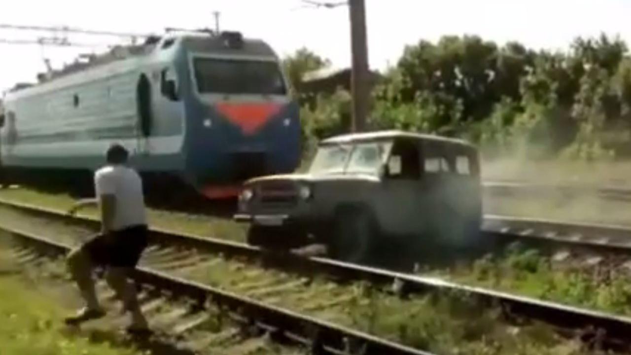 Можно ли поездом поехать в белоруссию. Машина поезд. Перед поезда.