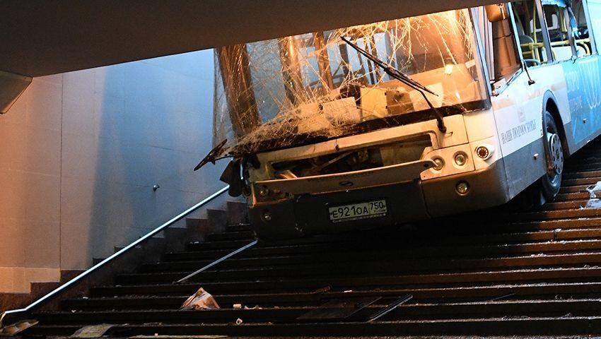 Почему водитель автобуса свернул