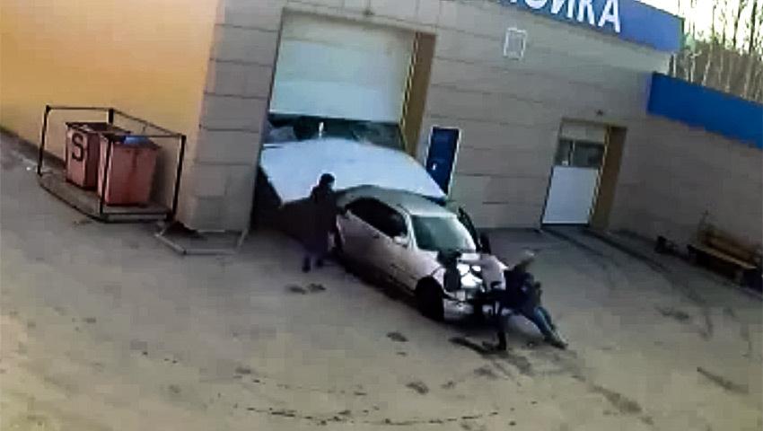 Сотрудник автомойки угнал машину клиента и попал в дтп