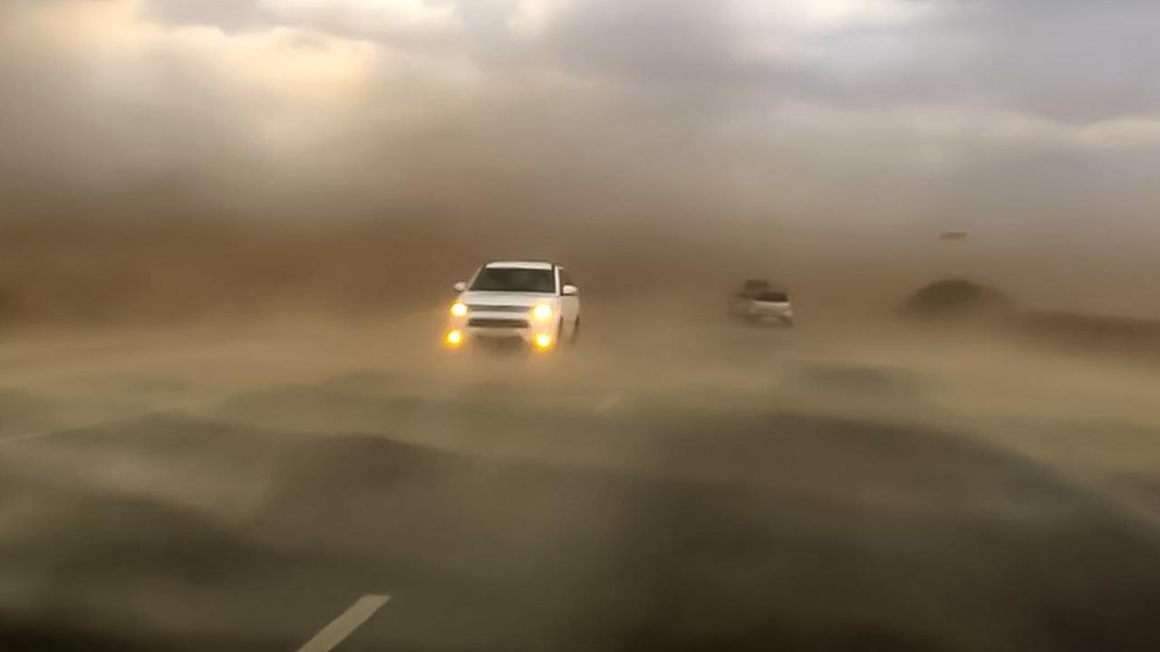Шторм тюмень. Марсианский пейзаж в Подмосковье Песчаная буря. Город после песчаной бури машина.
