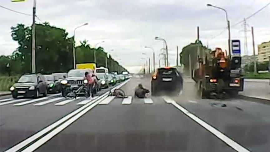 резкое торможение. кто виноват если впереди едущий резко затормозил. момент дтп на кольце фотографии. торможение автомобиля. несоблюдение дистанции на автомобиле.