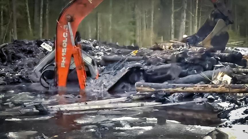 Видео, как вытащить из болота 16-тонный экскаватор - Quto.ru