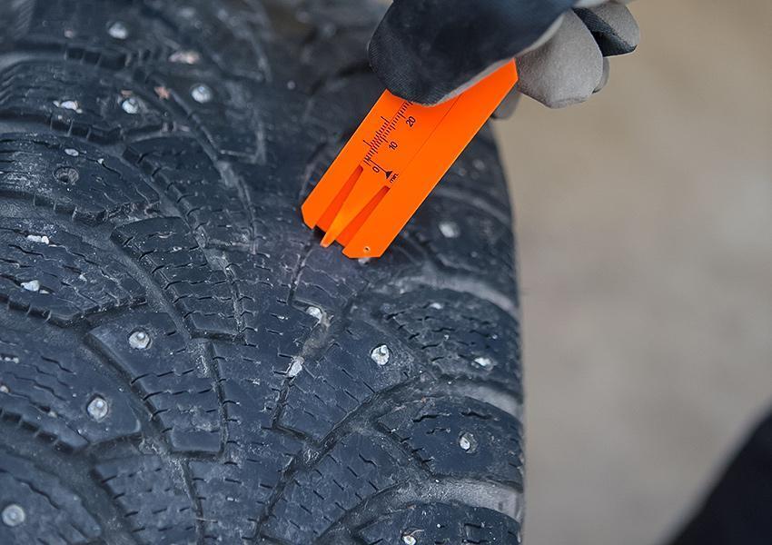 Можно ли использовать зимнюю резину. Шины снежинка. Шины континенталь винтер кинг шипы. Летние шипованные шины. Зимняя резина липучка или шипюха.