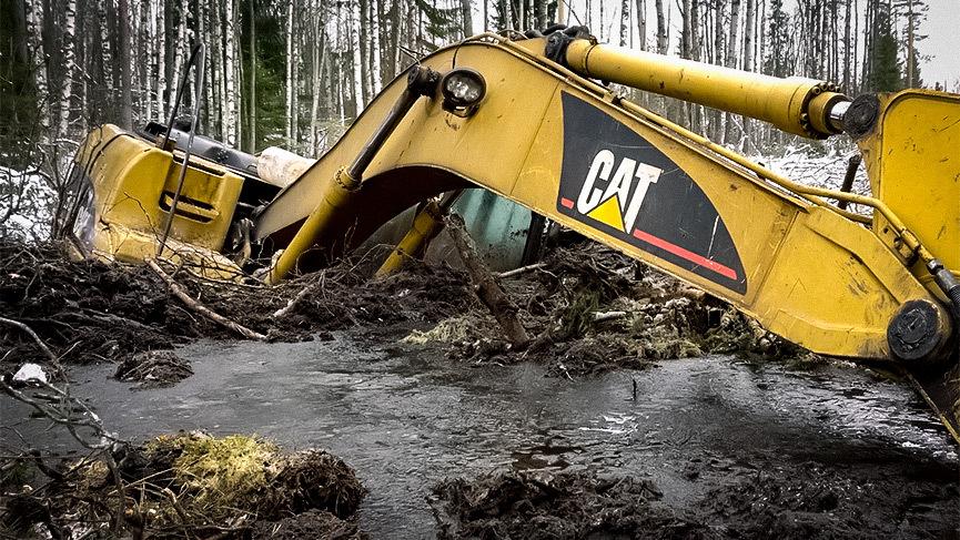 Это сможет не каждый: как вытащить из болота застрявший экскаватор ...