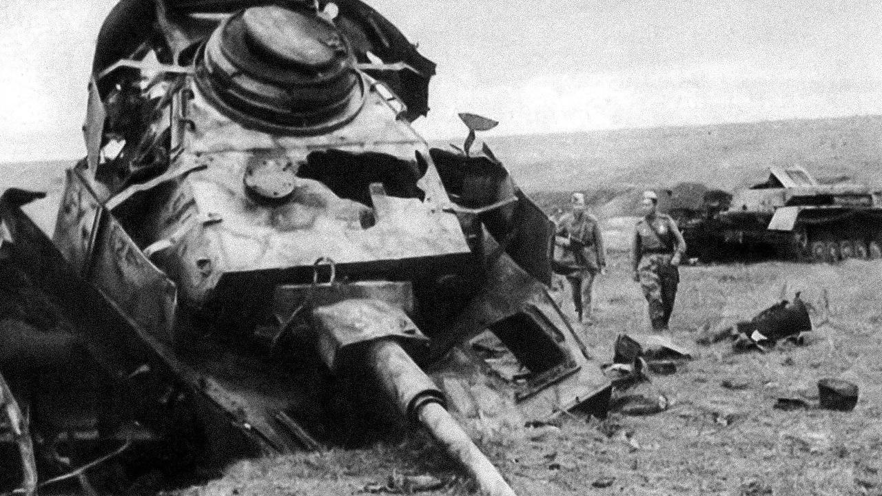 Самые масштабные сражения второй мировой войны. Курская битва 1943. Курская битва июль август 1943. Курская дуга битва под Прохоровкой. Подбитый танк тигр Курская битва.