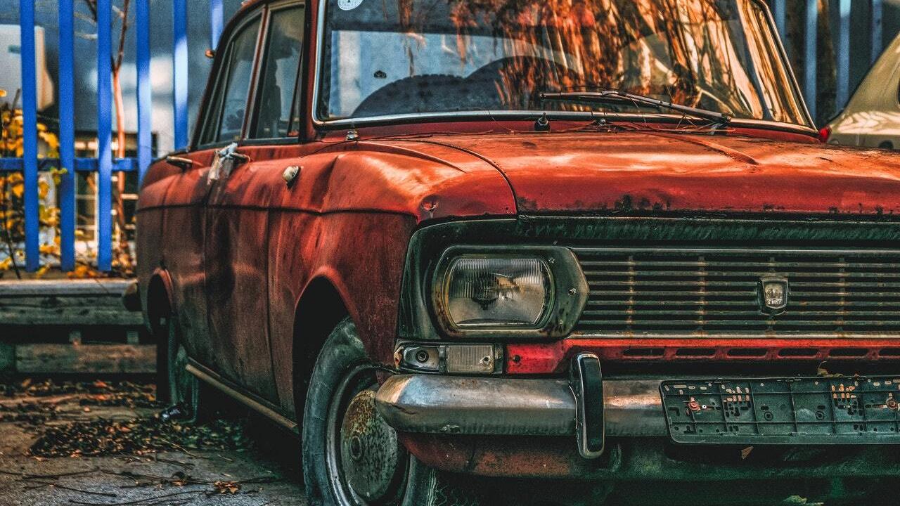 Заведенная машина во дворе