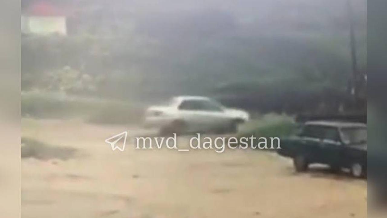 Цены на авто упали в 2024. В Дагестане машина упала в обрыв. Машина упавшая с обрыва в Дагестане. Водопад Тобот падение авто. Машина упала в каньон в Дагестане.