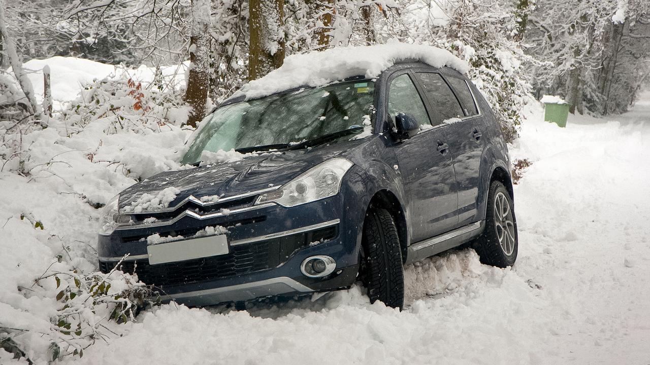 Как вытащить машину из сугроба без лопаты - Quto.ru