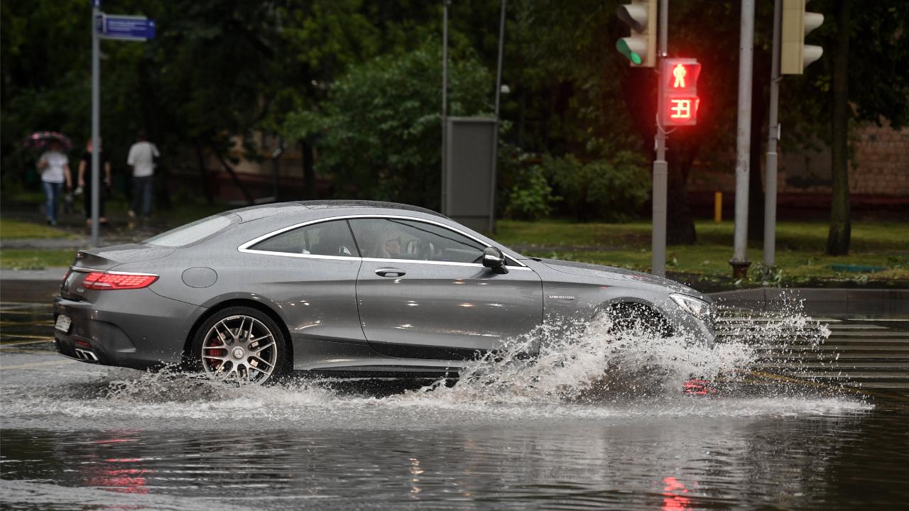 Механик объяснил, как езда по лужам убивает автомобили россиян - Quto.ru