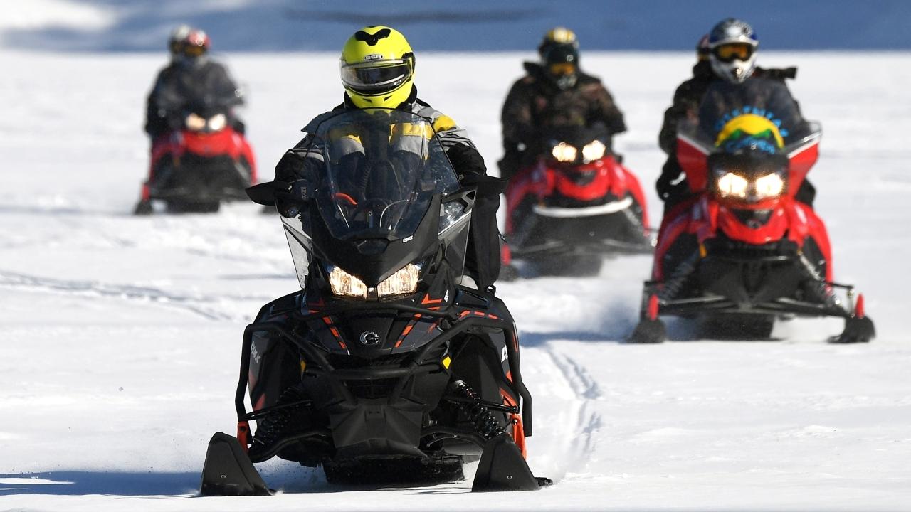 прокат снегоходов. регистрация снегохода в москве. хвалынск снегоходы. мужчина на снегоходе. снять снегоход в аренду.