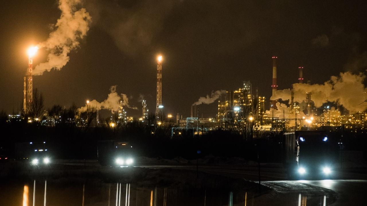 Остановлена крупнейшая установка по переработке нефти на НПЗ ЛУКОЙЛа ...