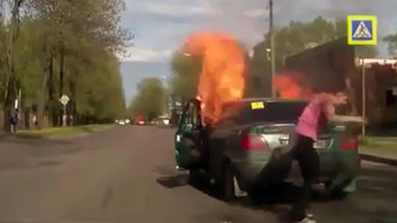 Видео: Автомобиль вспыхнул на ходу - Quto.ru