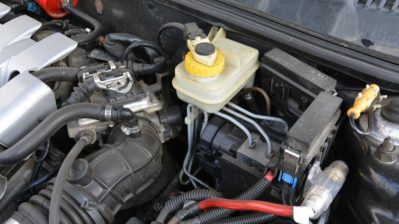 Советы: как самому заменить тормозную жидкость без помощи других людей