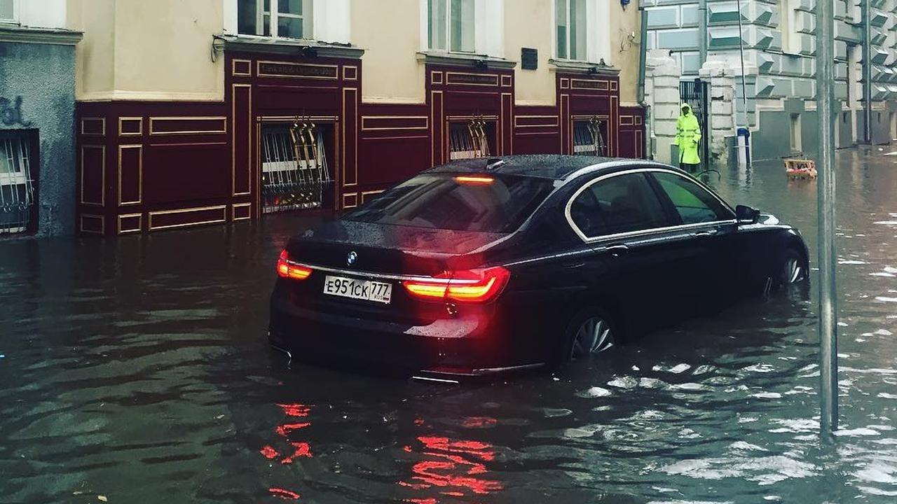 Что делать во время потопа, чтобы не угробить автомобиль - Quto.ru